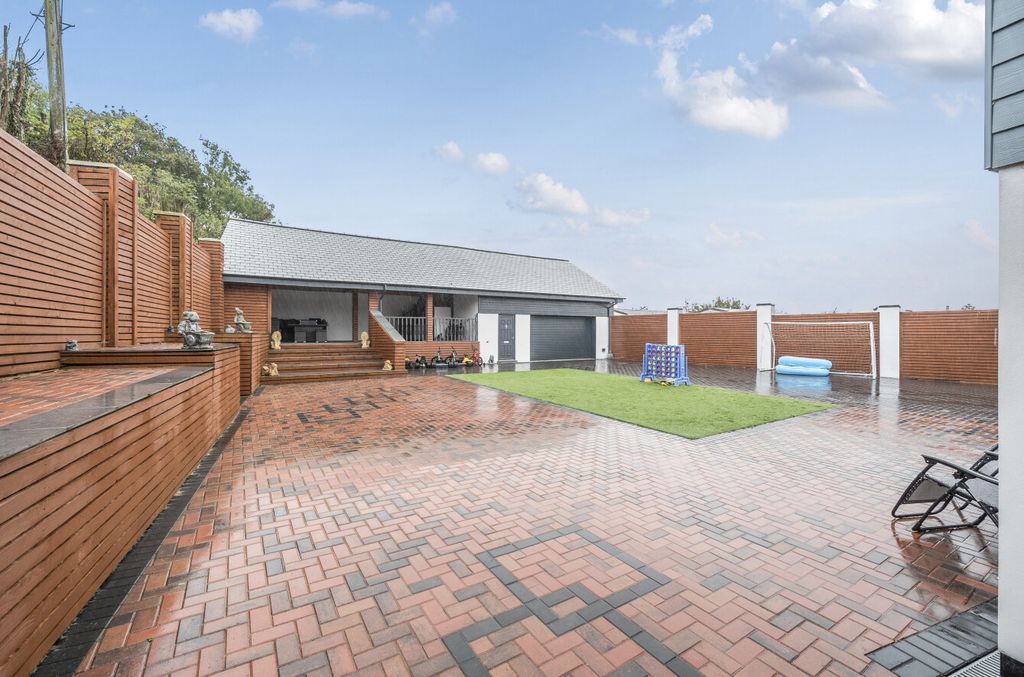Property photo 2 of 19 1350818-14-68c022...