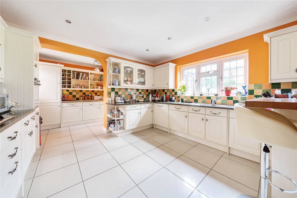 Property photo 3 of 9 Kitchen