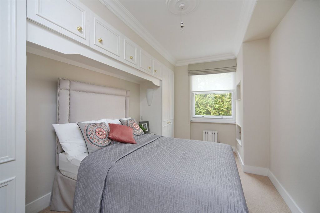 Property photo 2 of 6 Bedroom