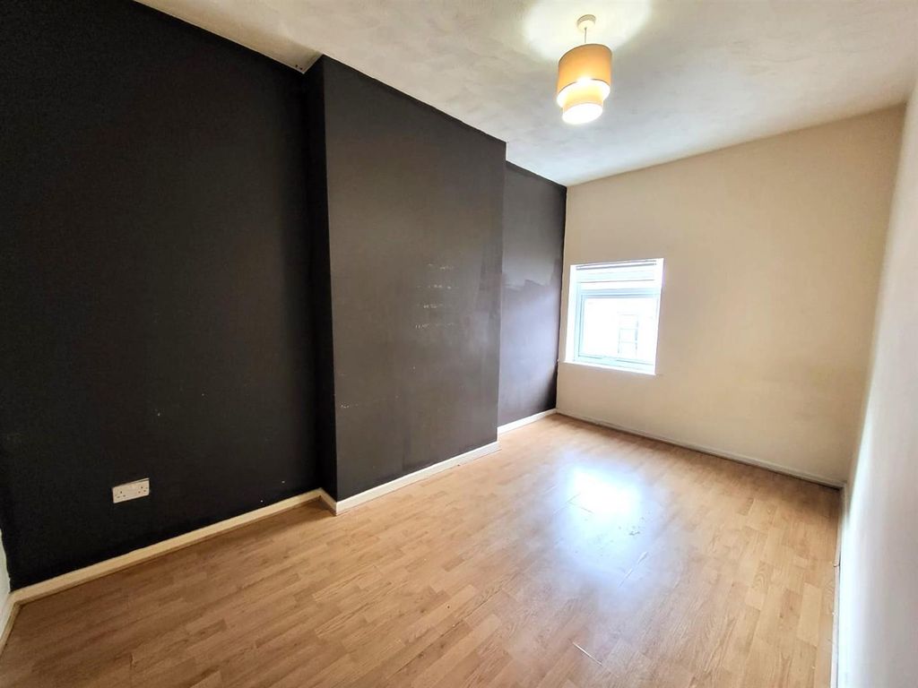 Property photo 2 of 9 Sitting Room Pic 1