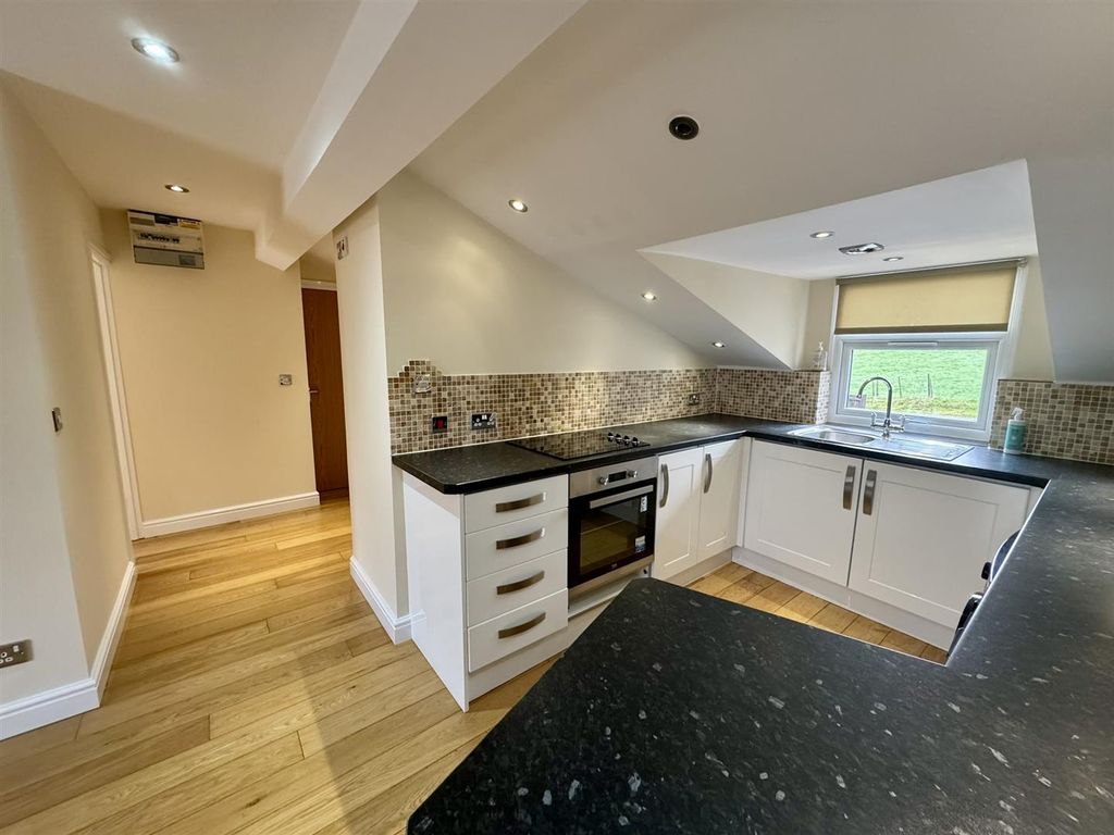 Property photo 3 of 12 Kitchen (2/4)