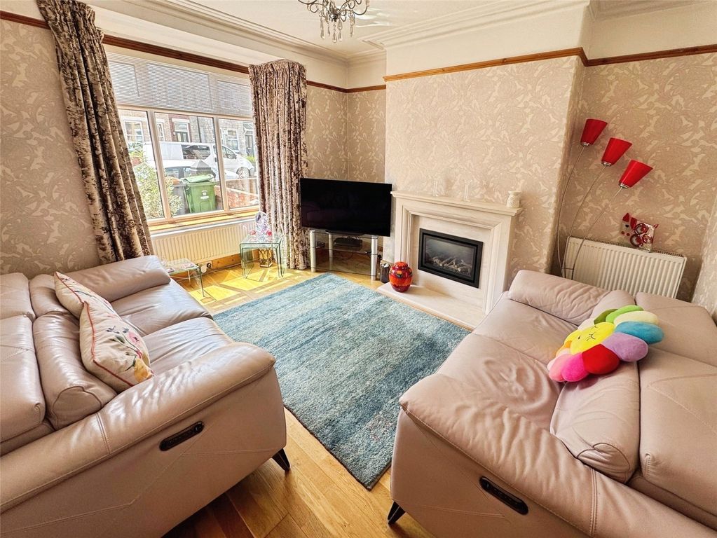 Property photo 2 of 16 Lounge