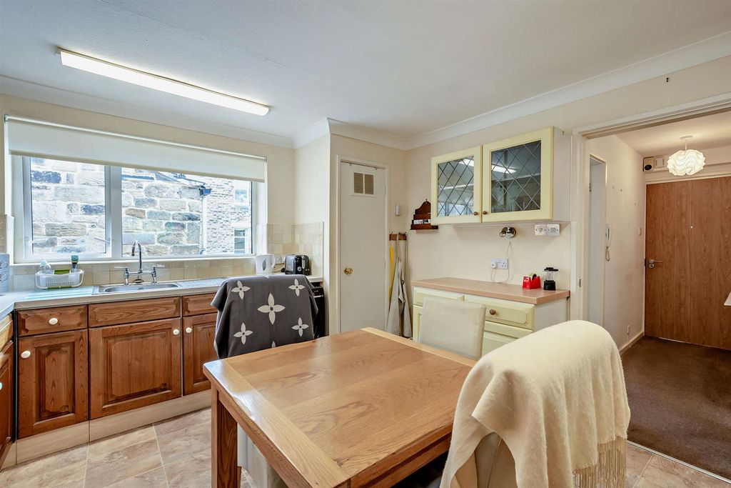 Property photo 3 of 16 8694797-Interior03-800.Jpg