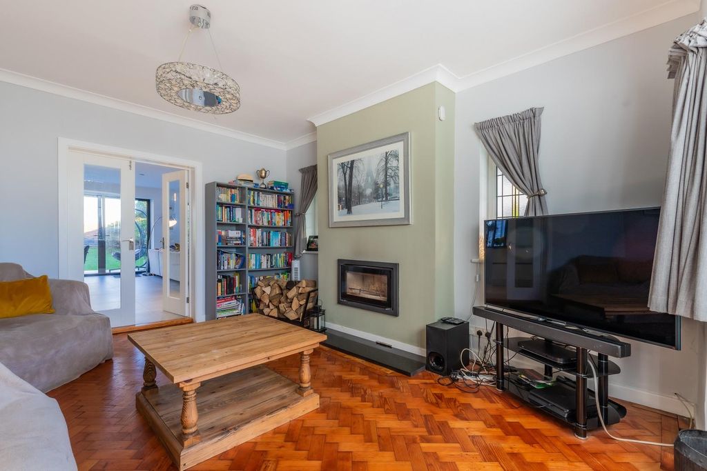 Property photo 3 of 27 Lounge