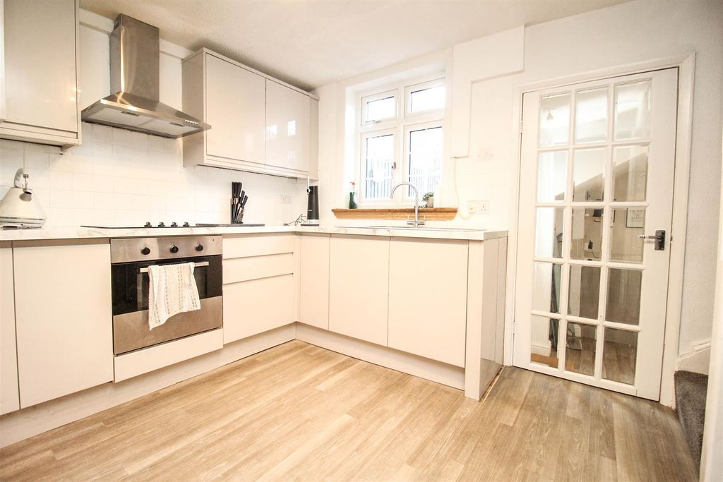 Property photo 3 of 11 Kitchen Area :