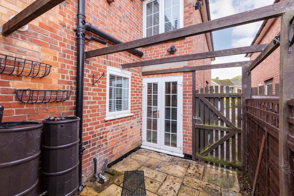 Property photo 3 of 25 19 Goldenball Lane-1