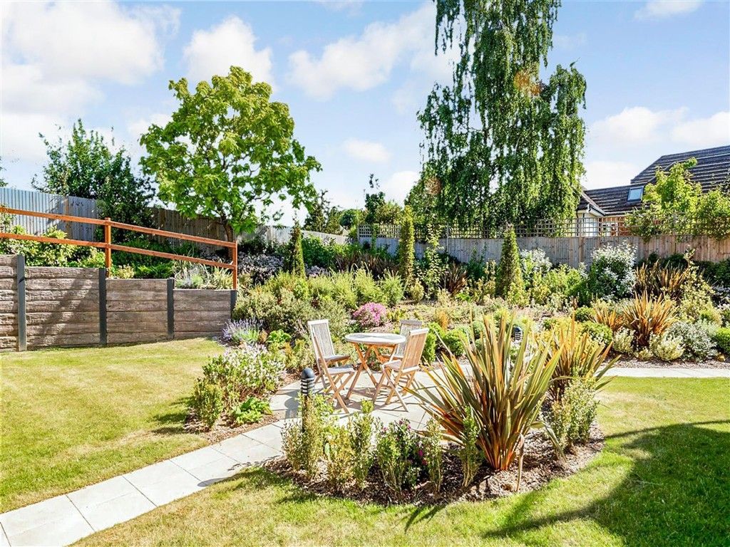 Property photo 2 of 10 Communal Gardens