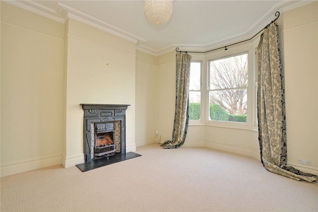 Property photo 3 of 14 Lounge