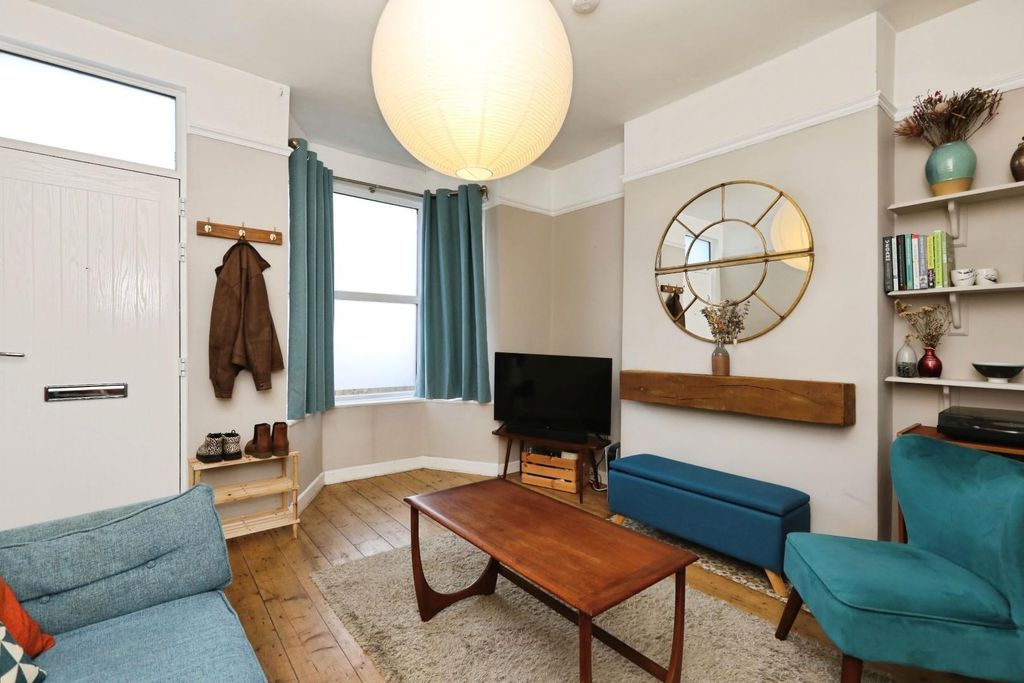 Property photo 3 of 25 Living Room