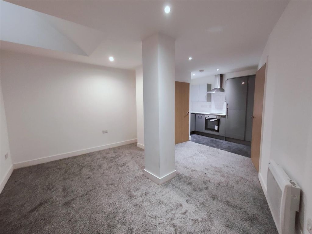 Property photo 1 of 11 Lounge / Kitchen