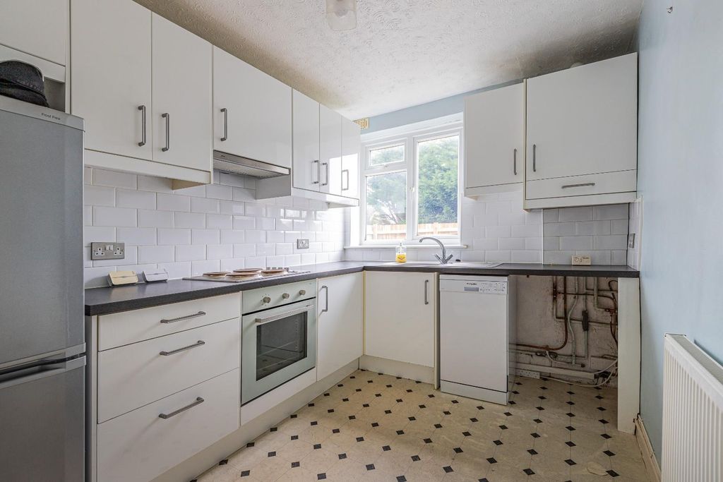 Property photo 2 of 9 Kitchen