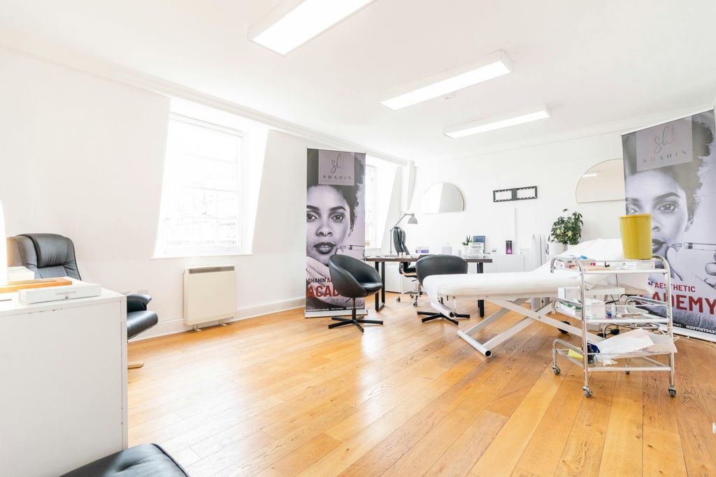 Property photo 3 of 11 2 Harley Street 4th Floor 2.Jpg