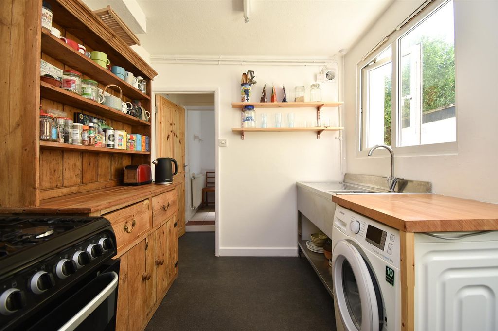 Property photo 3 of 20 Kitchen