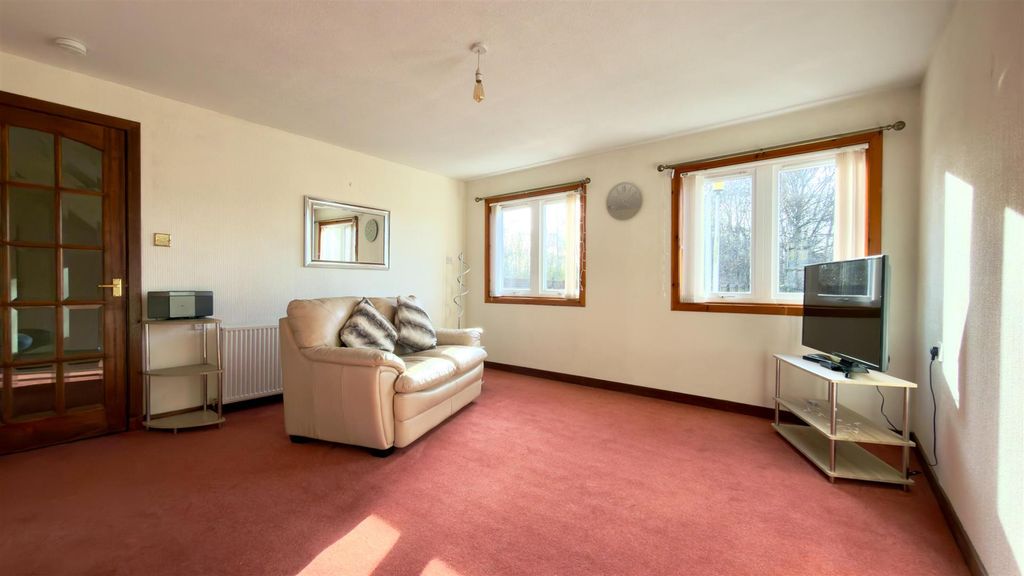 Property photo 2 of 18 Lounge