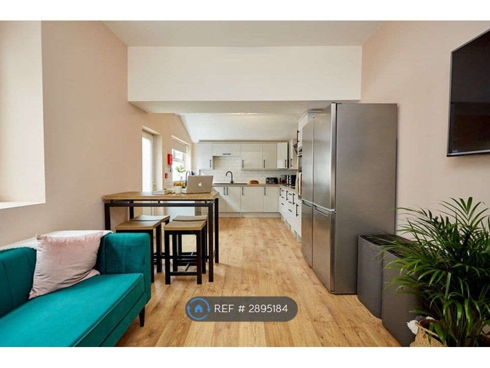 Property photo 3 of 8 Living Area - 500Mb Wifi