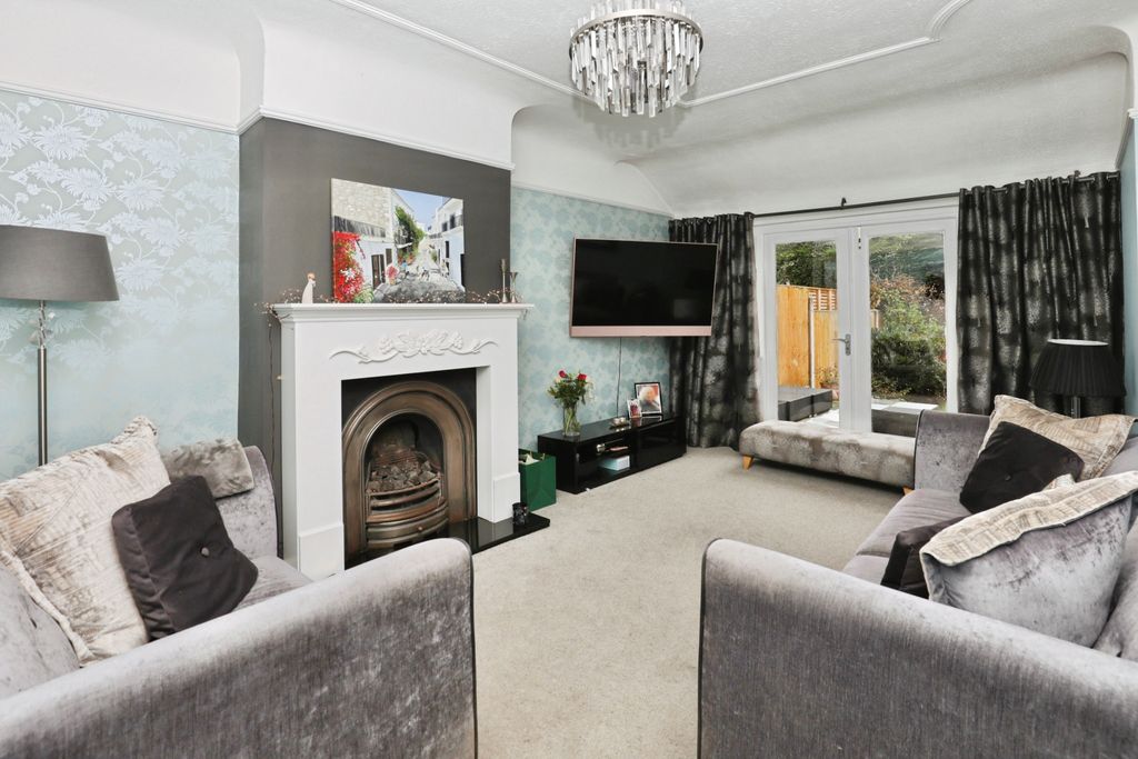 Property photo 3 of 20 Lounge