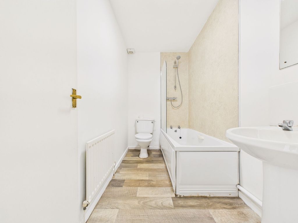 Property photo 2 of 9 Bathroom