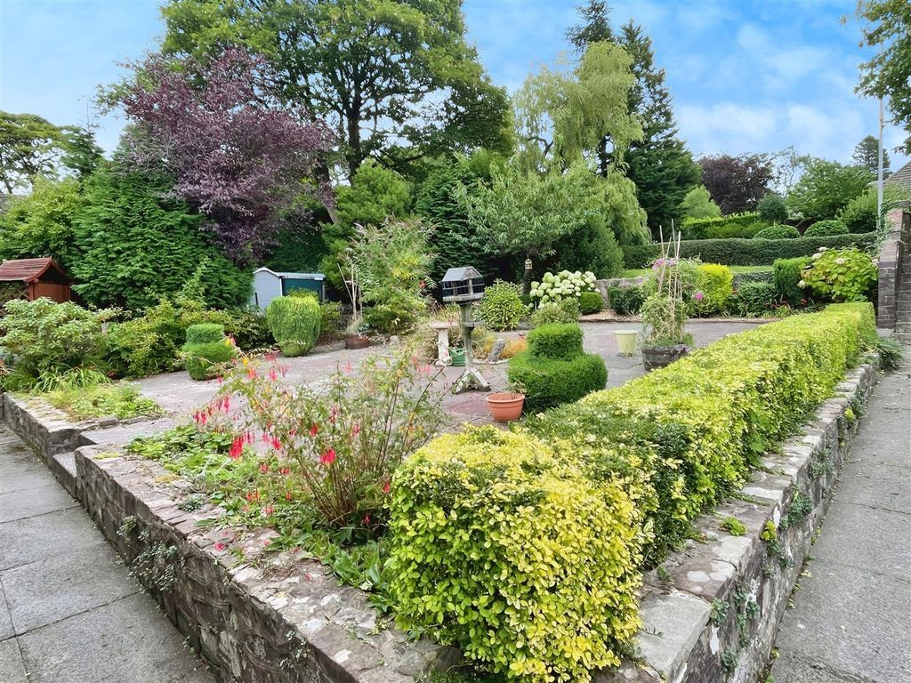 Property photo 2 of 30 Front Garden