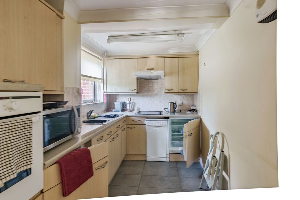 Property photo 3 of 12 Kitchen
