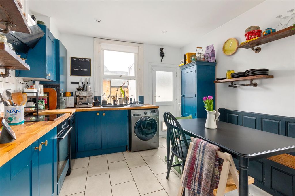 Property photo 3 of 12 Kitchen