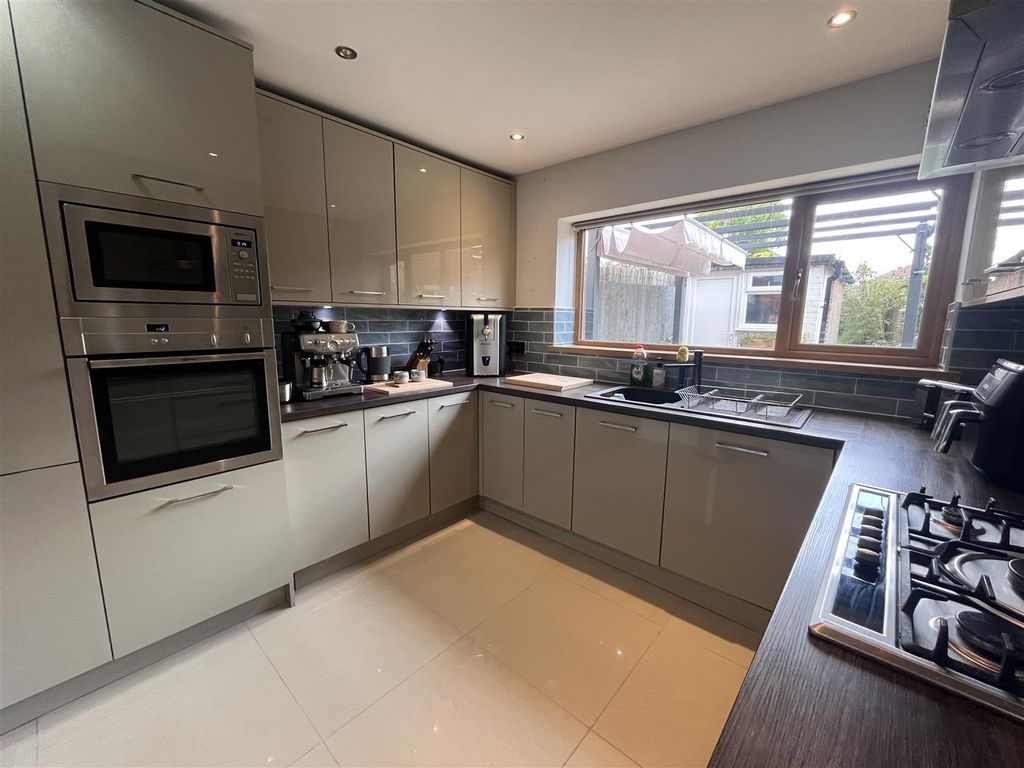 Property photo 3 of 12 Kitchen