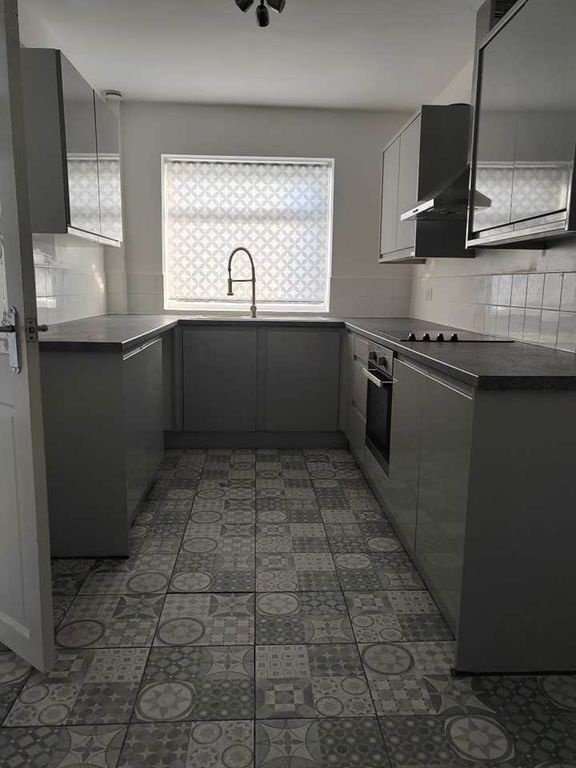 Property photo 3 of 8 Kitchen