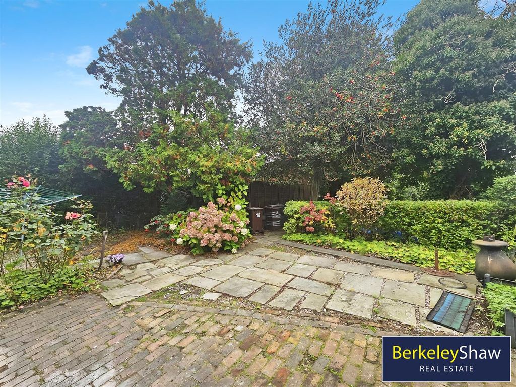 Property photo 2 of 28 Garden