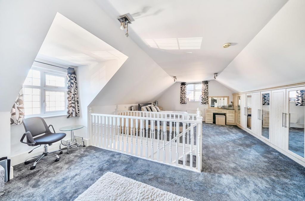 Property photo 3 of 19 Davidson Frost-Wellings,Dfw, Julius Caesar Way, Li