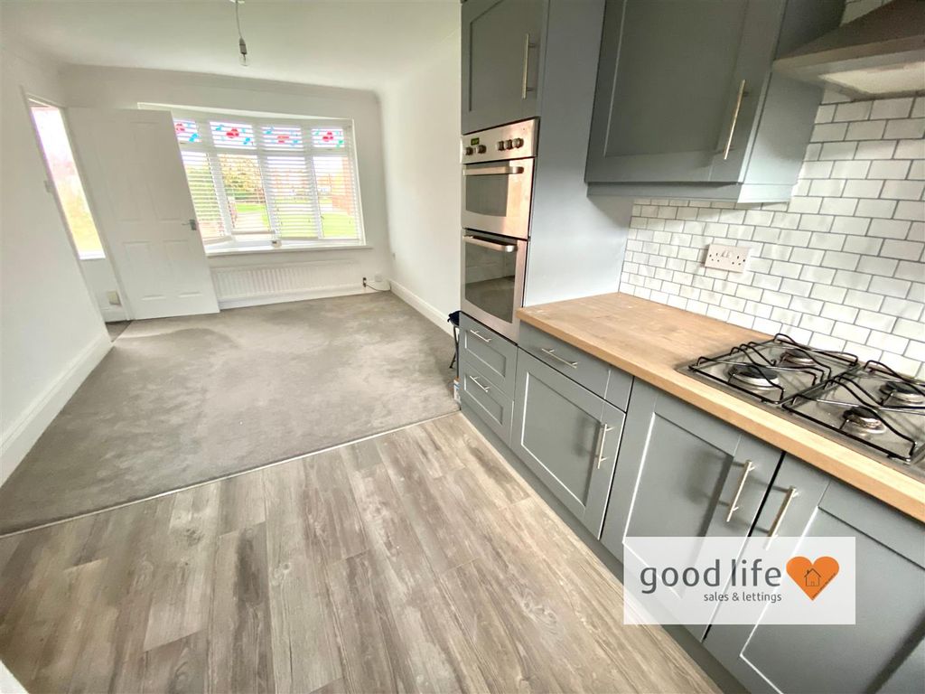 Property photo 3 of 14 20251103_153243645_Ios10Fairgreenclose.Jpg