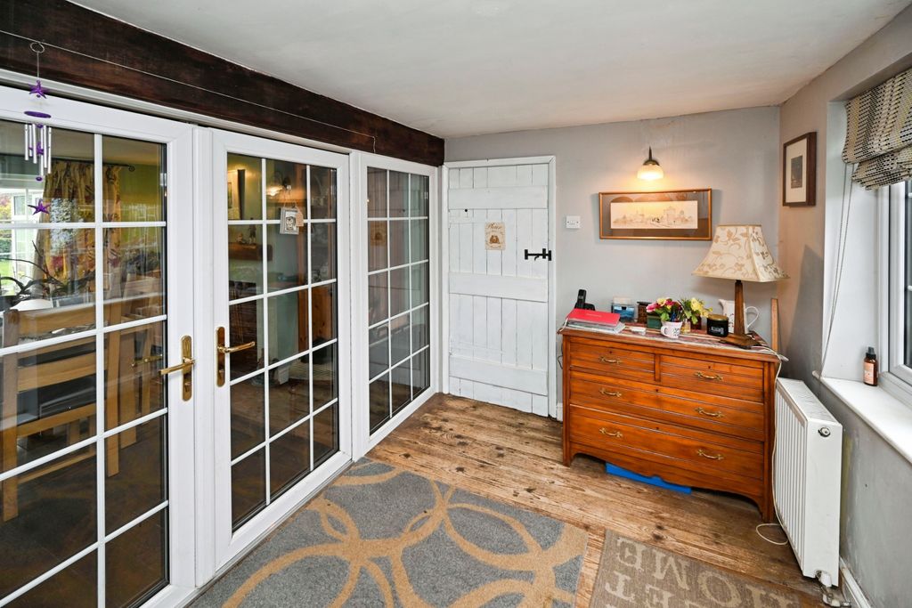 Property photo 2 of 19 Entrance Hall