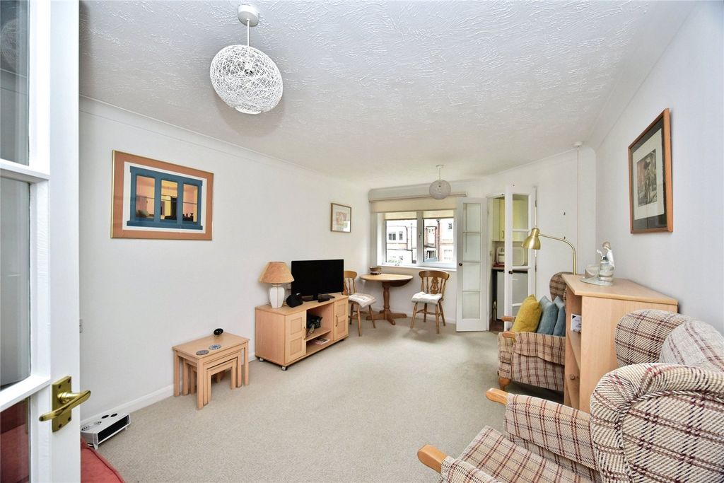 Property photo 2 of 11 Lounge