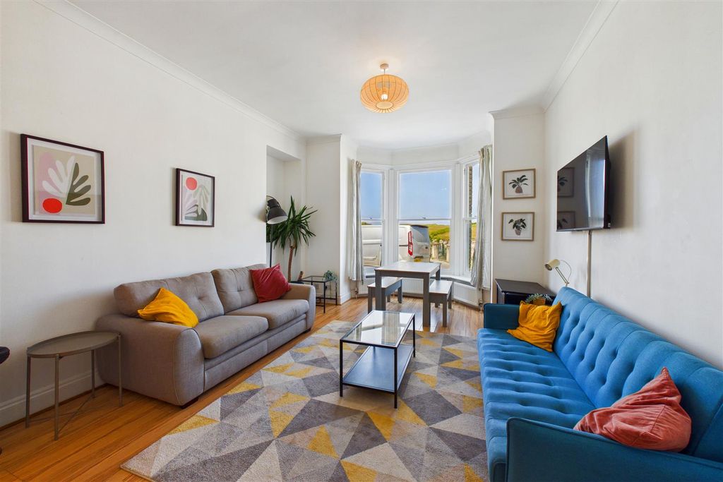 Property photo 3 of 16 Lounge