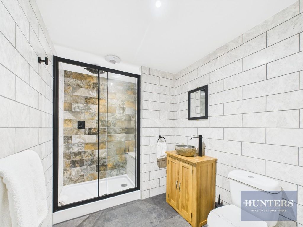 Property photo 2 of 12 Bathroom
