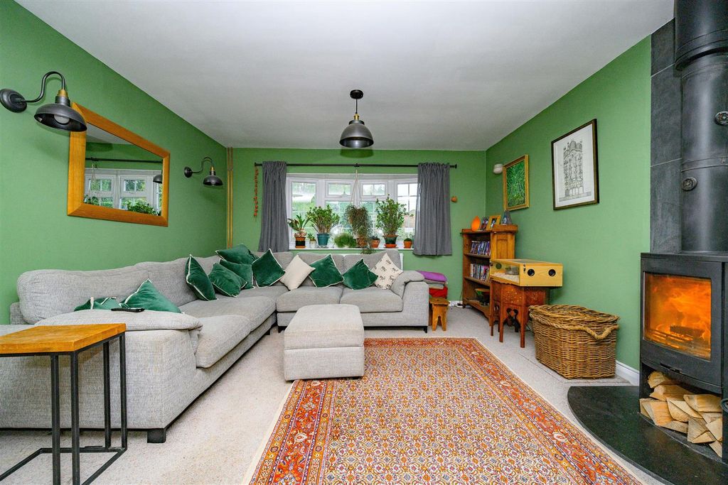 Property photo 3 of 24 Lounge