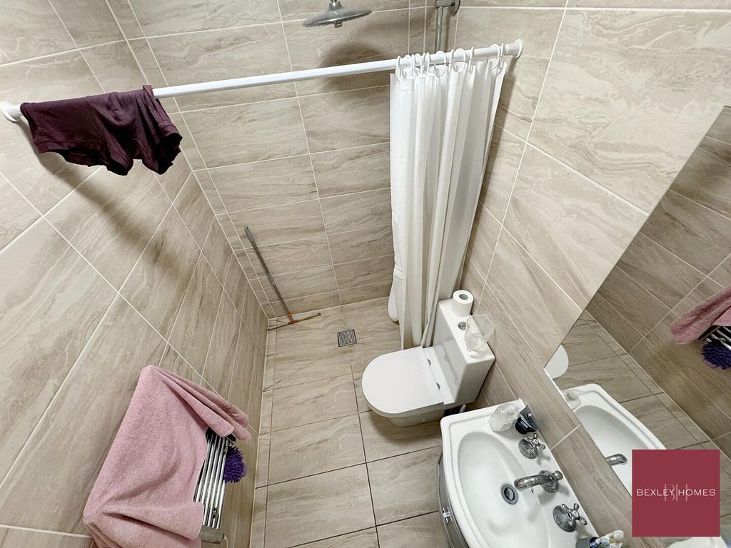 Property photo 3 of 10 Bathroom