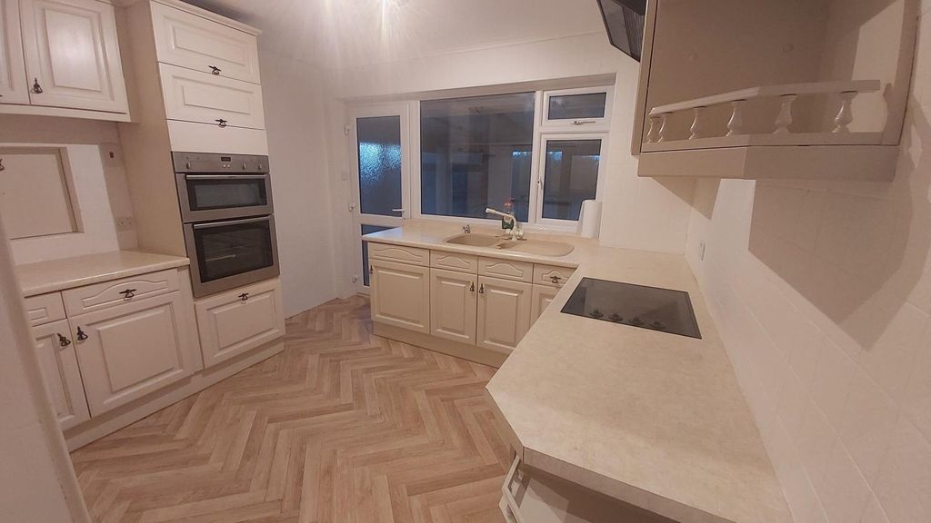 Property photo 3 of 9 Kitchen