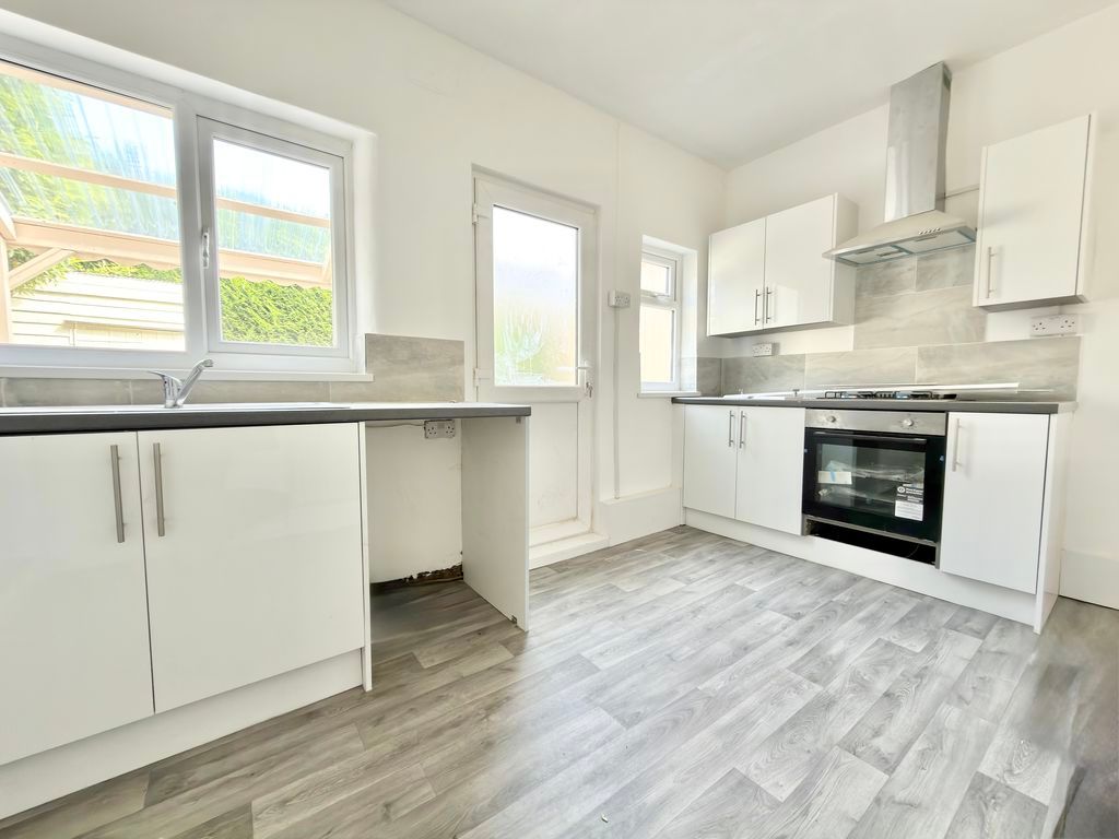 Property photo 3 of 10 Kitchen