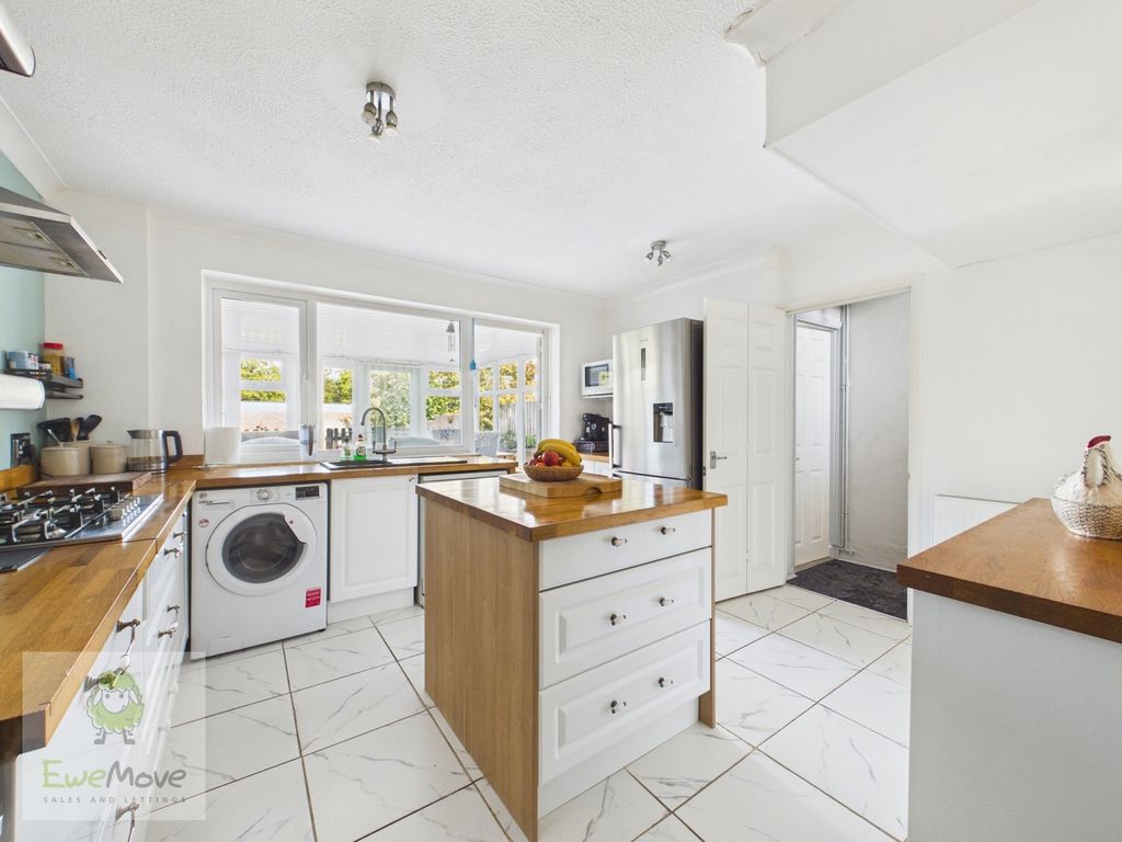 Property photo 1 of 19 Kitchen