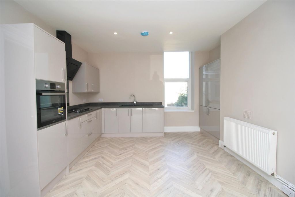 Property photo 3 of 9 Kitchen (2)