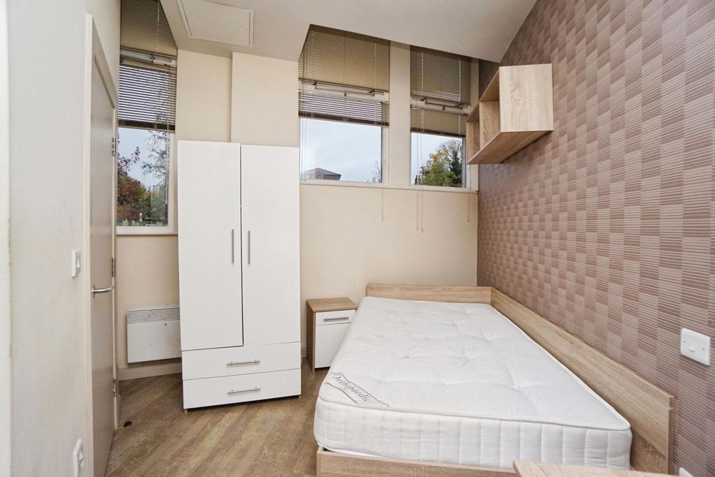 Property photo 2 of 10 Living Space