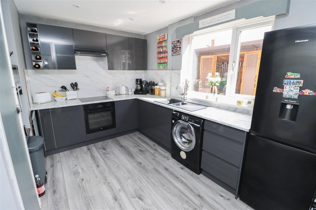 Property photo 3 of 18 Kitchen