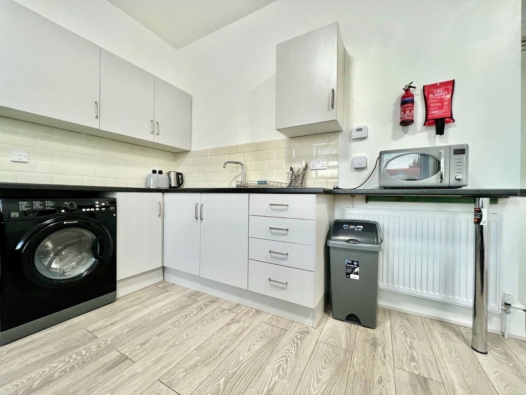 Property photo 1 of 12 Two Bedroom Ground Floor Flat With Garden And Parking- Â£1900