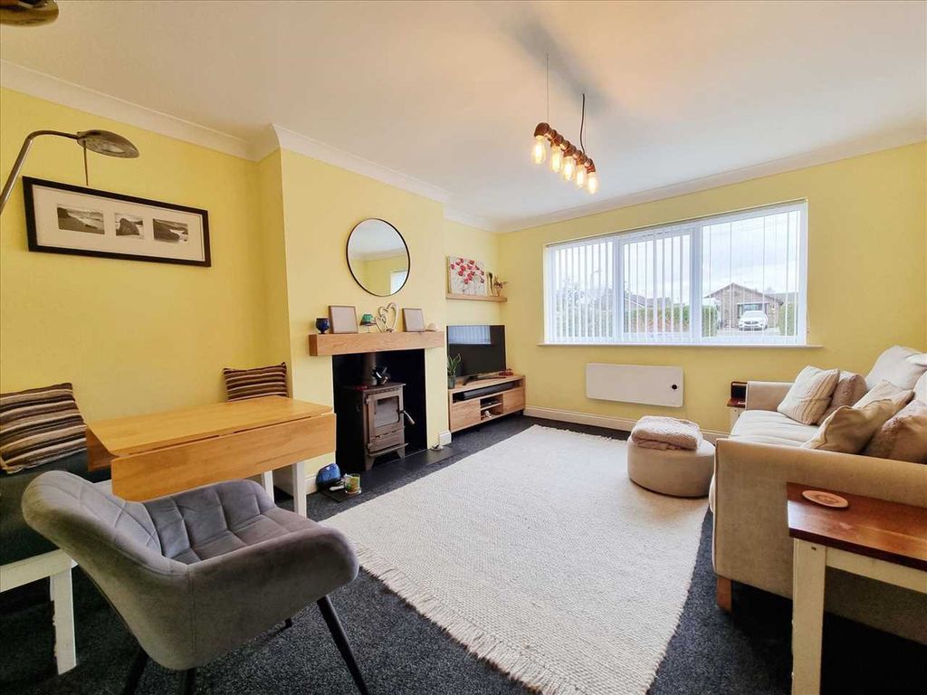 Property photo 2 of 10 Lounge: