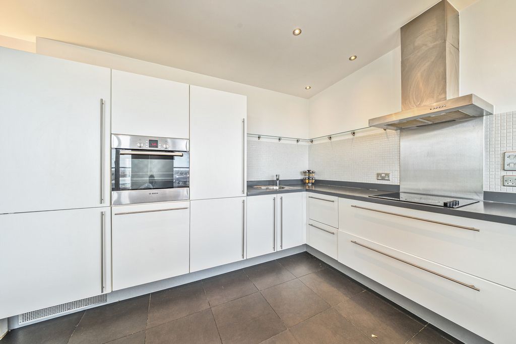 Property photo 3 of 18 Kitchen