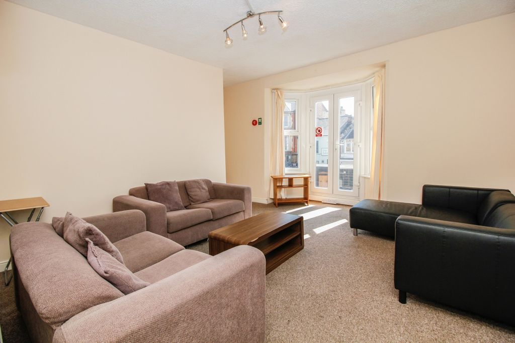 Property photo 1 of 10 Living Room