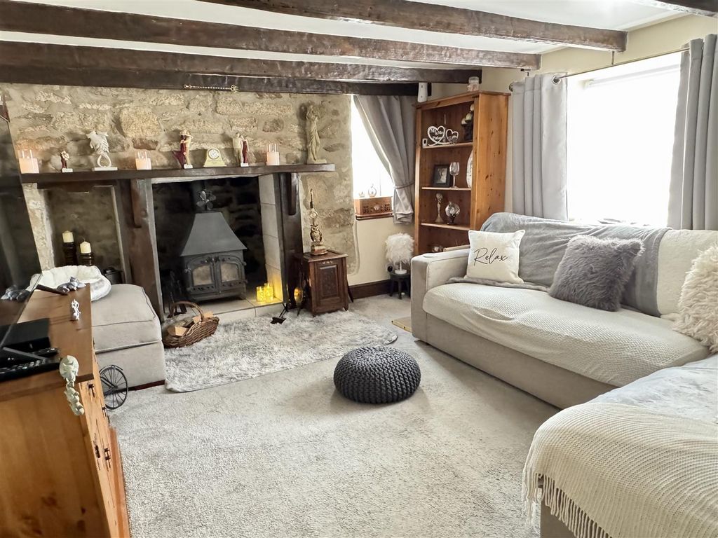 Property photo 3 of 37 Lounge: