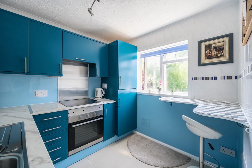 Property photo 2 of 11 Kitchen