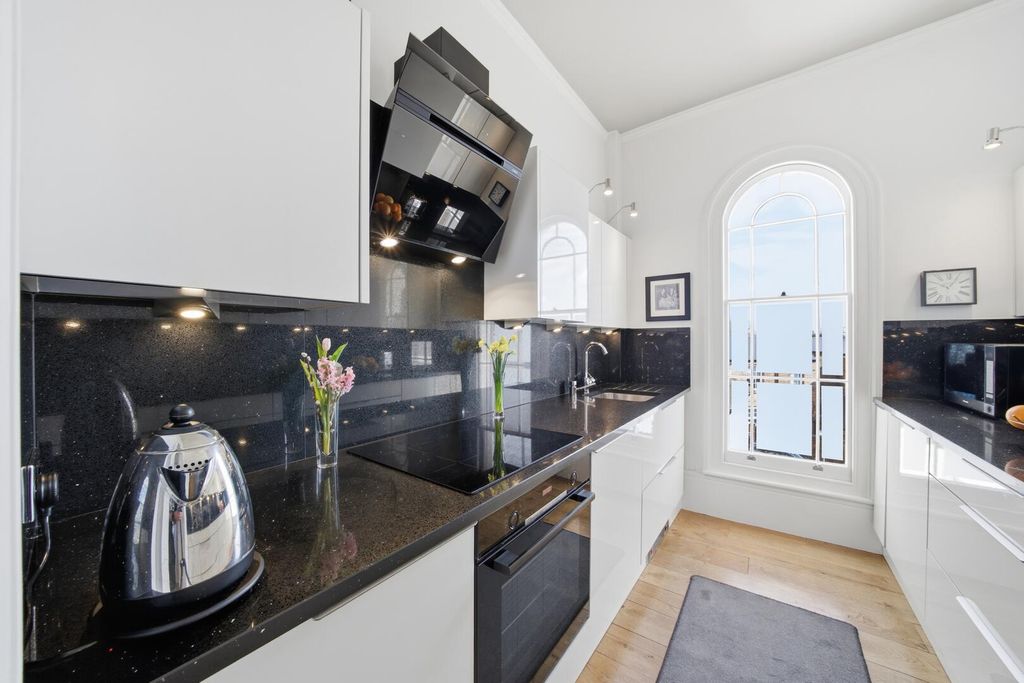 Additional image 13 of 3 bed flat for salePark Terrace, The Park NG1