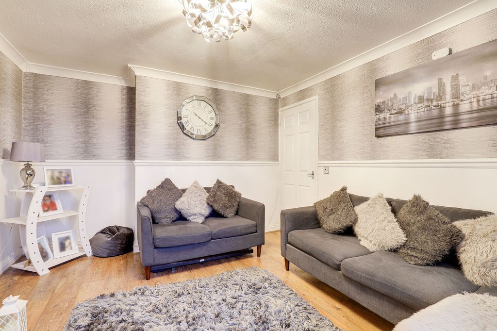 Property photo 3 of 18 Living Room