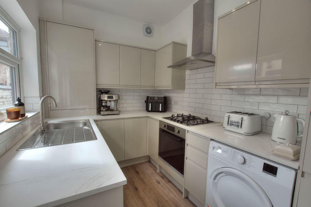 Property photo 2 of 18 2. Kitchen